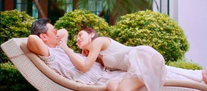  Sự xuất hiện của cô trong bộ váy ôm sát hay trang phục đồ bơi ở bể bơi nhanh chóng trở thành chủ đề được khán giả bàn luận trên mạng xã hội. Vai diễn người tình của ông trùm giúp Đinh Ngọc Anh được nhiều người biết đến nhưng cũng kéo theo không ít ý kiến trái chiều. 