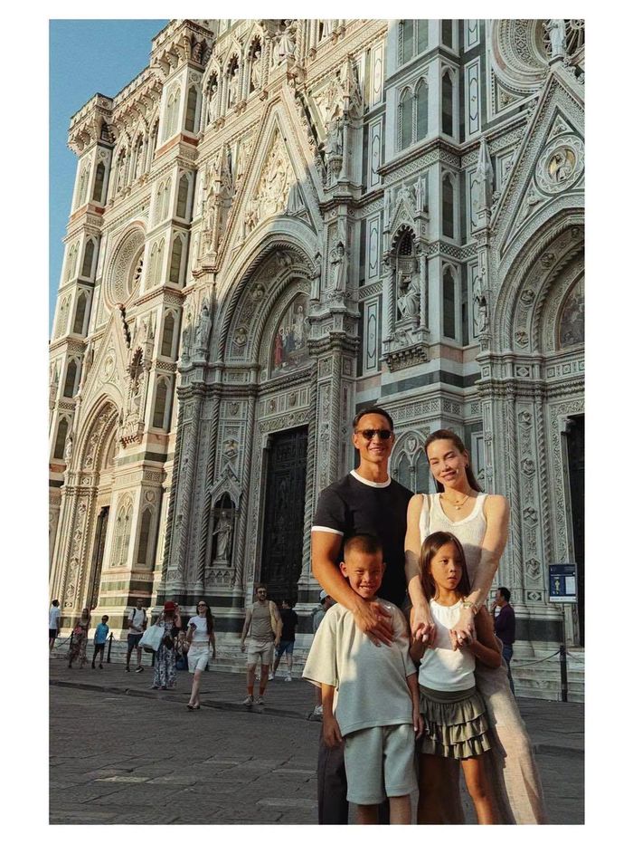 Hồ Ngọc Hà - Kim Lý cùng cặp song sinh Leon - Lisa sải bước trên đường phố Florence, Ý trong kỳ nghỉ hè.