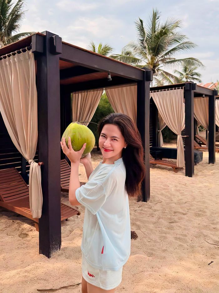 Ca sĩ Hà Nhi chia sẻ hình ảnh tại một khu du lịch nghỉ dưỡng, trên tay là trái dừa. Nữ ca sĩ thường xuyên chia sẻ ảnh cùng những dòng trạng thái hài hước, tràn đầy năng lượng khiến người hâm mộ thích thú.