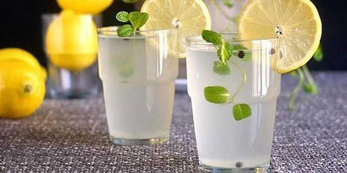 Thêm một vài lát chanh, cam, dưa chuột hoặc lá bạc hà vào nước lọc là cách đơn giản để tạo hương vị hấp dẫn.
