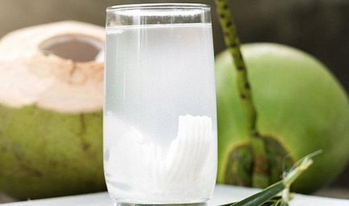 Nước dừa có vị ngọt nhẹ tự nhiên, đồng thời cung cấp nước và một số chất điện giải như kali, magie.