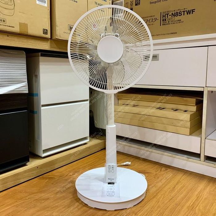 Bạn nên đặt quạt cách xa giường từ 1.5 - 2m và bật chế độ quay để luồng gió được phân tán đều, tránh làm lạnh một khu vực quá lâu.
