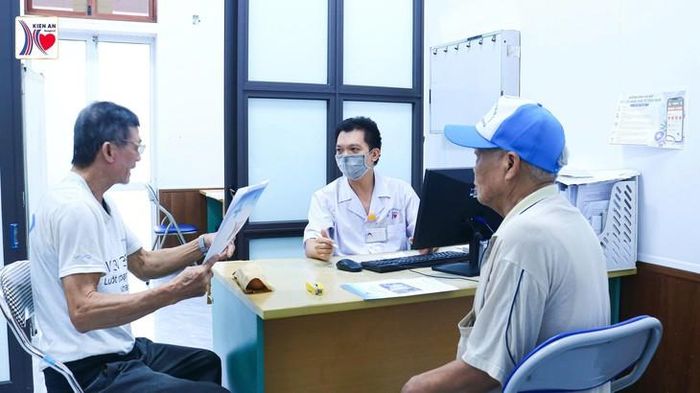 Bác sĩ Bệnh viện Kiến An thăm khám và tư vấn sức khỏe cho những người có công và thân nhân liệt sĩ - Ảnh: BVKA