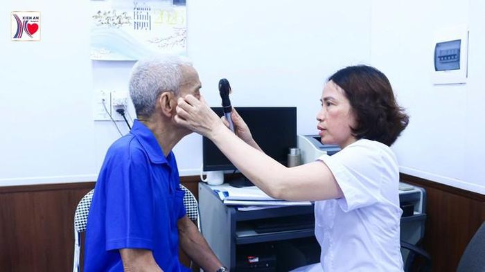 Gần 70 người có công và thân nhân liệt sĩ được khám sức khỏe miễn phí tại Bệnh viện Kiến An. Ảnh: BVKA