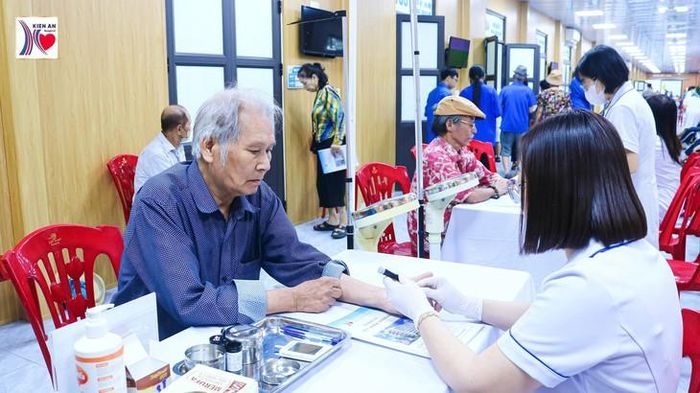 Người dân có mặt từ sớm để tham gia chương trình khám sức khỏe miễn phí - Ảnh: BVKA