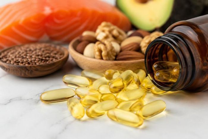 Thời gian sử dụng omega-3,6,9 không giống nhau ở tất cả mọi người mà phụ thuộc vào chế độ ăn uống, tình trạng sức khỏe và mục tiêu bổ sung. Ảnh AI.