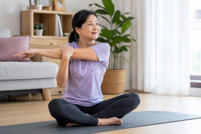 Cơ thể có nhiều thay đổi sau tuổi 40 nên việc tập thể dục cũng cần được điều chỉnh phù hợp. Nguồn: Ảnh AI.