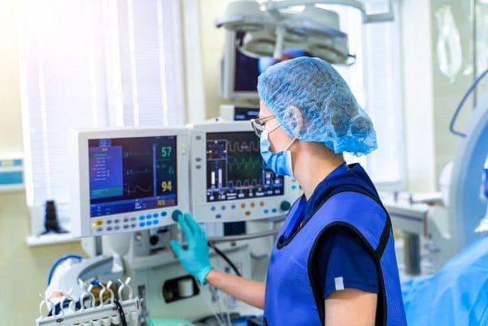 Bộ trưởng Đào Hồng Lan yêu cầu các đơn vị tổ chức rà soát, đánh giá thực trạng khai thác, sử dụng đối với toàn bộ máy móc, thiết bị, đặc biệt là các thiết bị y tế. Ảnh: SKĐS 