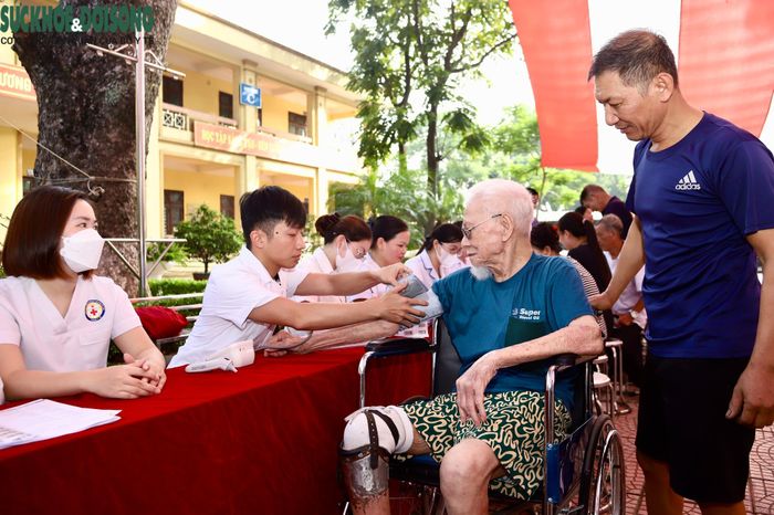 Người dân đến khám bệnh trong Chương trình khám bệnh, cấp thuốc, tặng quà tri ân người có công với cách mạng "Vì một Việt Nam khỏe mạnh hơn năm 2026".