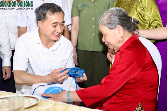 Thứ trưởng Bộ Y tế Trần Văn Thuấn thăm hỏi, chúc bà Phạm Thị Bé luôn mạnh khỏe, sống vui cùng con cháu.