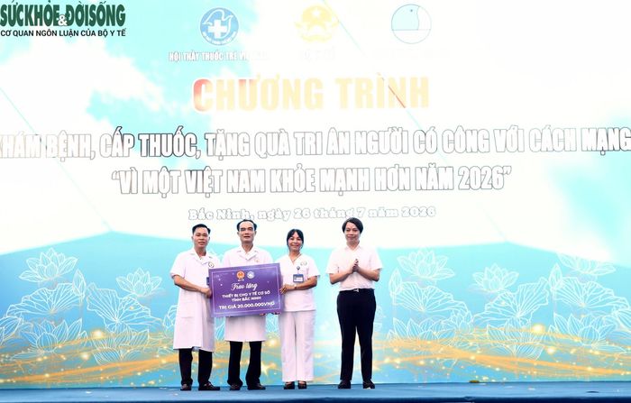 Ông Nguyễn Hữu Tú, Phó Chủ tịch Thường trực Hội Thầy thuốc trẻ Việt Nam, trao tặng các thiết bị y tế, góp phần nâng cao năng lực chăm sóc sức khỏe tại tuyến y tế cơ sở tỉnh Bắc Ninh.