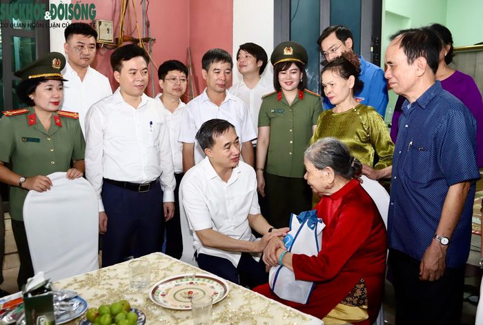 Sau chương trình tại Trường THCS Châu Khê, Thứ trưởng Bộ Y tế Trần Văn Thuấn đã đến thăm hỏi, trao quà động viên cụ Phạm Thị Bé, vợ liệt sĩ, tại phường Phù Khê, tỉnh Bắc Ninh.