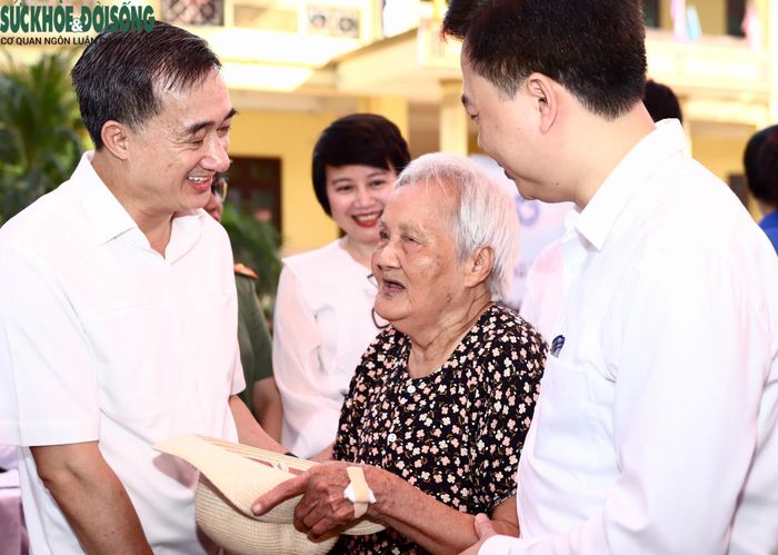 Thứ trưởng Trần Văn Thuấn thăm hỏi, động viên người dân trong quá trình khám, tư vấn sức khỏe.