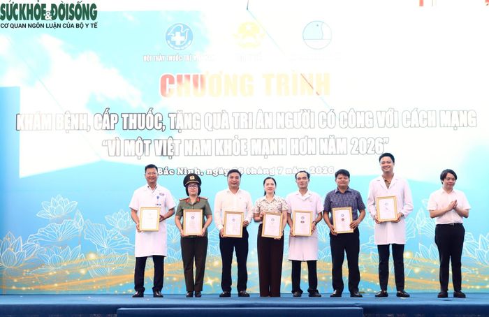 Ban Tổ chức trao tặng giấy chứng nhận cho các đơn vị đồng hành cùng chương trình.