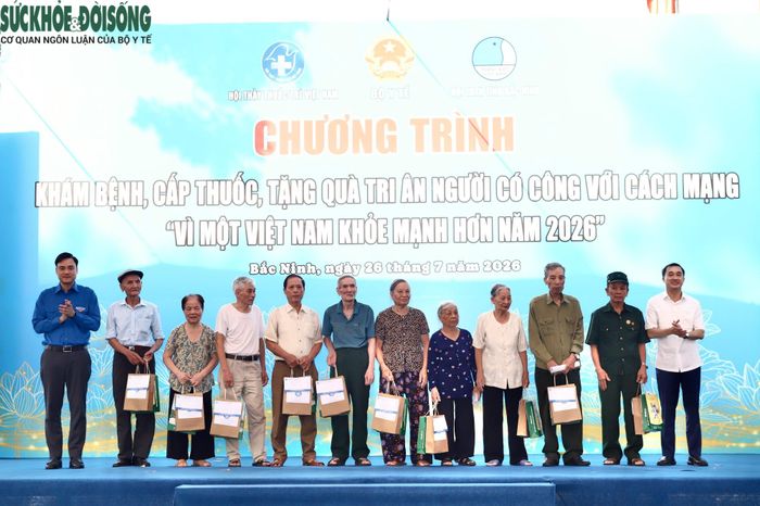 Thứ trưởng Bộ Y tế đại diện Ban tổ chức trao 10 phần quà cho các gia đình chính sách, gia đình người có công với các mạnh.