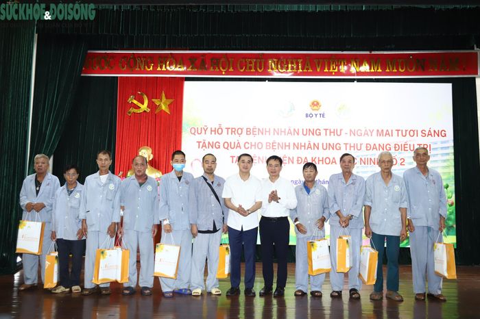 Phát biểu tại buổi thăm, tặng quà bệnh nhân ung thư, Thứ trưởng Bộ Y tế Trần Văn Thuấn gửi lời tri ân tới các thương binh, bệnh binh, gia đình có công với cách mạng; đồng thời động viên người bệnh giữ vững niềm tin, tuân thủ điều trị để sớm hồi phục sức khỏe.