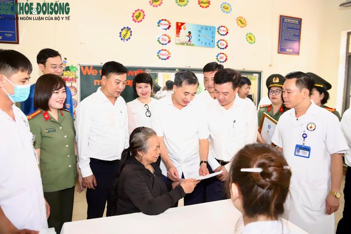 Người dân phấn khởi khi được khám bệnh miễn phí, đồng thời mong muốn có thêm nhiều hoạt động chăm sóc sức khỏe cộng đồng.