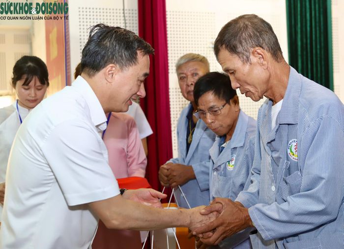 Thứ trưởng Bộ Y tế Trần Văn Thuấn tận tay trao những phần quà động viên tới các bệnh nhân ung thư đang điều trị tại Bệnh viện Đa khoa Bắc Ninh số 2. Mỗi suất quà gồm một túi quà và 1 triệu đồng tiền mặt.