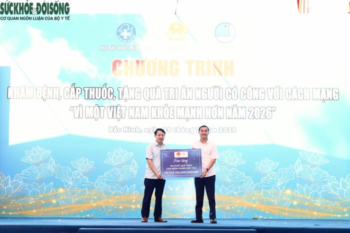 Thứ trưởng Bộ Y tế trao tặng biểu trưng quà dành cho bệnh nhân ung thư đang điều trị tại BVĐK Bắc Ninh số 2.