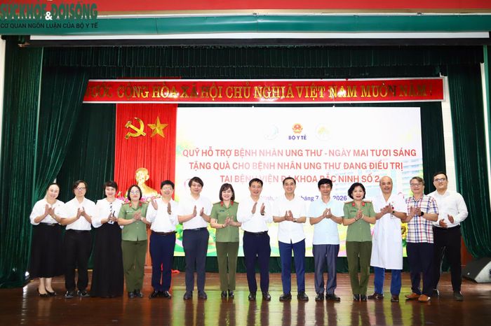 Tiếp theo đó, đoàn công tác do Thứ trưởng Trần Văn Thuấn dẫn đầu đã đến BVĐK Bắc Ninh cơ sở 2 để thăm, động viên và trao quà của Quỹ Ngày mai tươi sáng cho 100 người bệnh đang điều trị tại cơ sở.