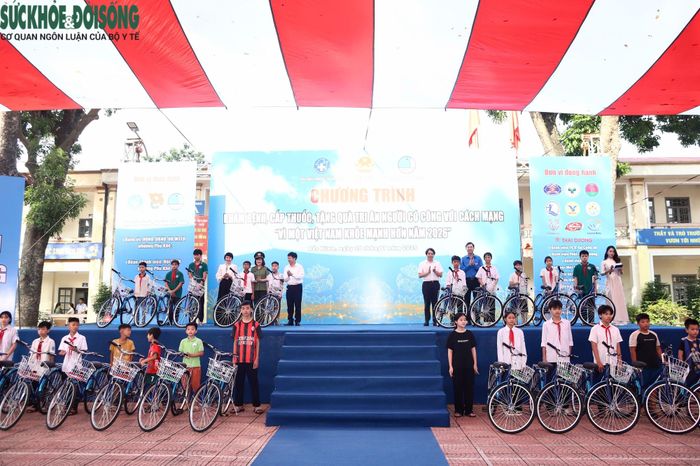 Trong khuôn khổ Chương trình, Ban tổ chức cũng trao tặng 50 chiếc xe đạp cho học sinh có hoàn cảnh khó khăn, vượt khó học tốt trên địa bàn.