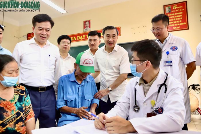 Bên cạnh việc thăm hỏi, Thứ trưởng Trần Văn Thuấn động viên người dân tiếp tục chủ động khám sức khỏe định kỳ để phát hiện sớm, phòng ngừa và điều trị kịp thời các bệnh lý.