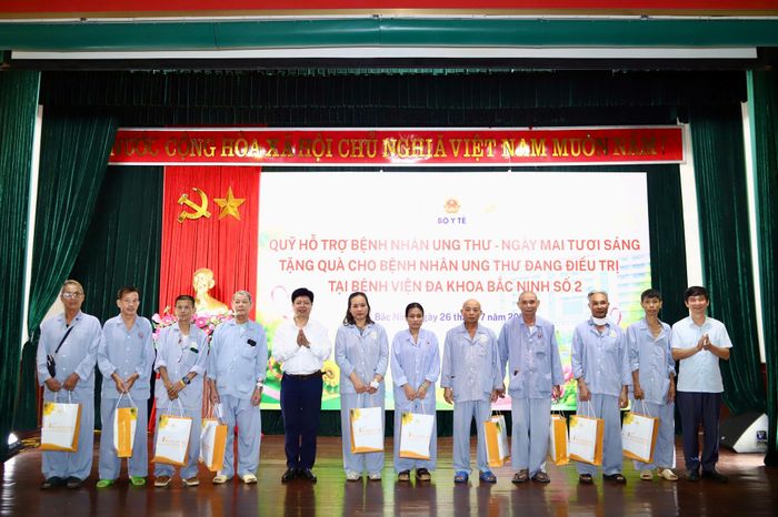 Người bệnh ung thư đang điều trị tại Bệnh viện Đa khoa Bắc Ninh số 2 được trao tặng các phần quà ý nghĩa từ Quỹ Hỗ trợ bệnh nhân ung thư - Ngày mai tươi sáng.