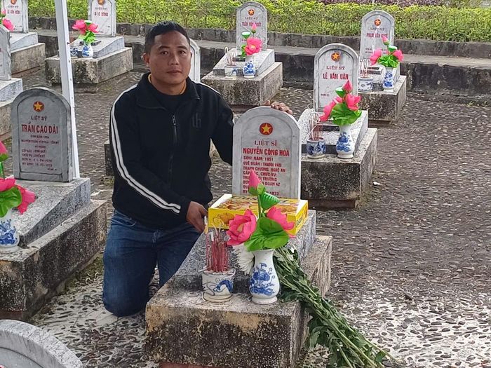Anh Nguyễn Công Quỳnh bên mộ người bác ruột là liệt sĩ Nguyễn Công Hòa.