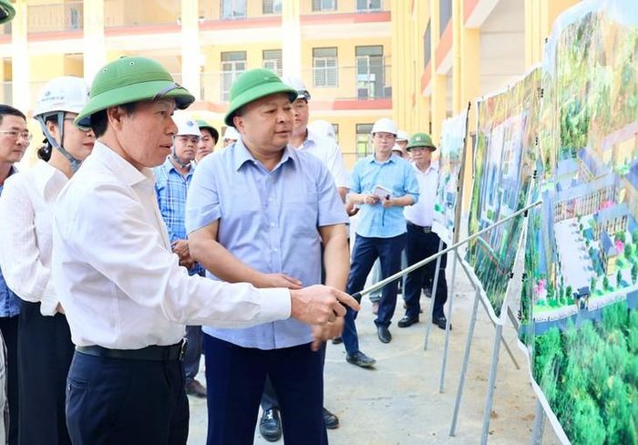 Phó Thủ tướng Lê Tiến Châu xem sơ đồ chi tiết xây dựng Trường phổ thông nội trú liên cấp tiểu học và THCS Minh Tân. Ảnh: VGP/Thu Sa