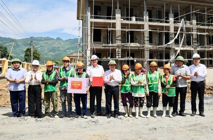 Phó Thủ tướng Lê Tiến Châu tặng quà động viên công nhân xây dựng trường.