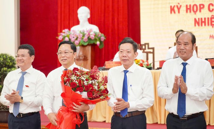 Lãnh đạo UBND TP Huế tặng hoa chúc mừng ông Lê Trí Thanh. Ảnh: Ngọc Minh.
