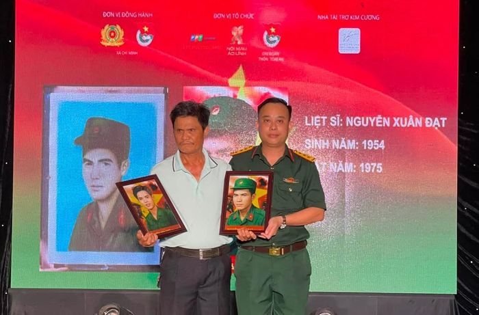 Những thân nhân đón nhận di ảnh liệt sĩ được phục dựng. Ảnh: Nguyễn Ngân.