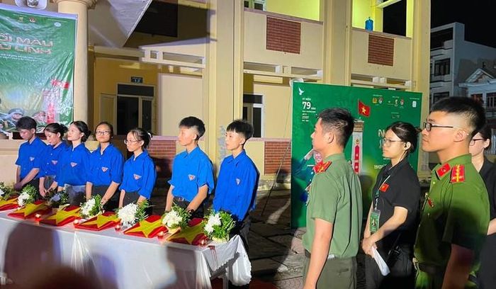 Xúc động chương trình "Nối màu áo lính" tại xã Chí Minh (TP Hải Phòng). Ảnh: Nguyễn Ngân.