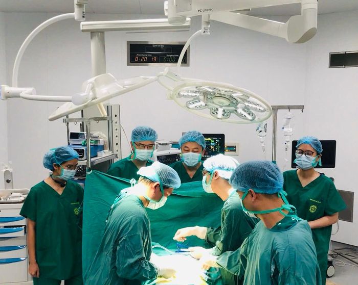 Ca mổ cấp cứu đầu tiên xuyên đêm tại Bệnh viện Bạch Mai cơ sở Ninh Bình Ảnh: Thành Dương
