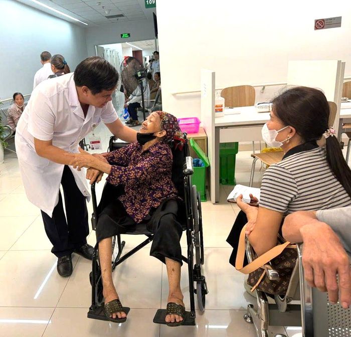 PGS.TS Đào Xuân Cơ trò chuyện với người dân đến khám sức khỏe tại Bệnh viện Bạch Mai cơ sở Ninh Bình. Ảnh: Thành Dương