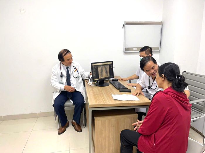 PGS.TS Đào Xuân Cơ - Giám đốc Bệnh viện Bạch Mai trực tiếp thăm khám cho người bệnh tại cơ sở Ninh Bình Ảnh: Thành Dương