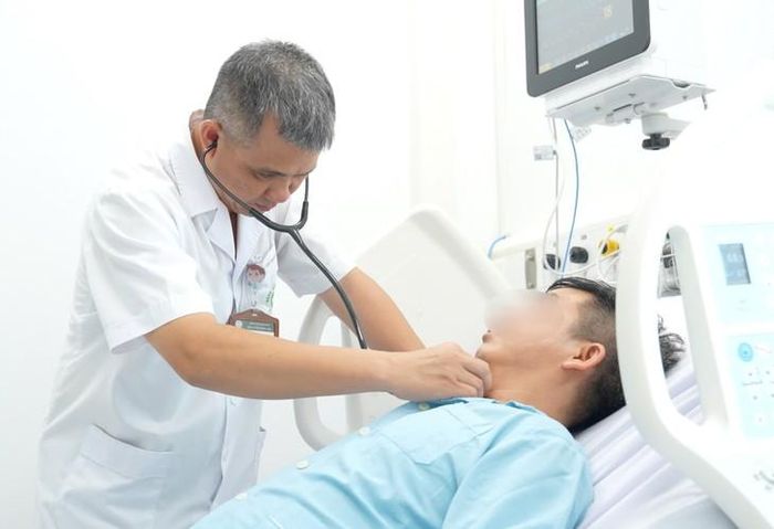 TS.BS Nguyễn Trung Nguyên - Giám đốc Trung tâm Chống độc, Bệnh viện Bạch Mai thăm khám lại cho bệnh nhân H. Ảnh: Thành Dương
