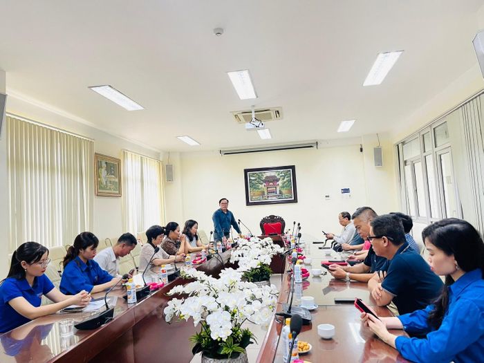 TS.BS Hoàng Đình Cảnh - Viện trưởng Viện Sốt rét - Ký sinh trùng - Côn trùng TW phát biểu tại buổi gặp mặt các cán bộ đang công tác tại Viện là con liệt sĩ, gia đình có công. (Ảnh: Loan Long)