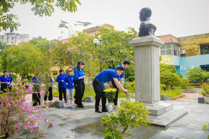 Tuổi trẻ Viện Sốt rét - Ký sinh trùng - Côn trùng TW tri ân anh hùng, liệt sĩ GS.TS Đăng Văn Ngữ Ảnh: Loan Long