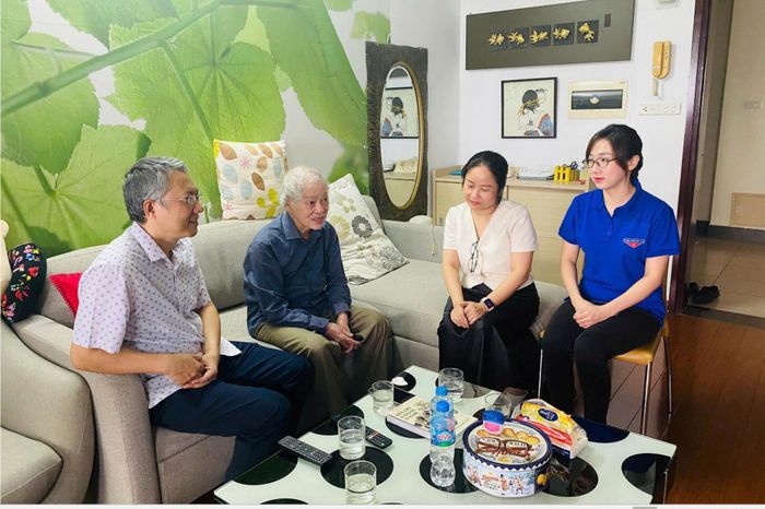 NSND. Đặng Nhật Minh (con trai của anh hùng, liệt sĩ GS.BS Đặng Văn Ngữ) tiếp và trò truyện cùng đoàn Viện Sốt rét – Ký sinh trùng – Côn trùng TW tại gia đình. (Ảnh: Loan Long)