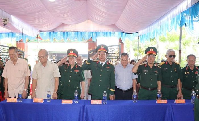 Đại biểu dự lễ thực hiện nghi thức mặc niệm các anh hùng liệt sĩ. Ảnh: H.N.