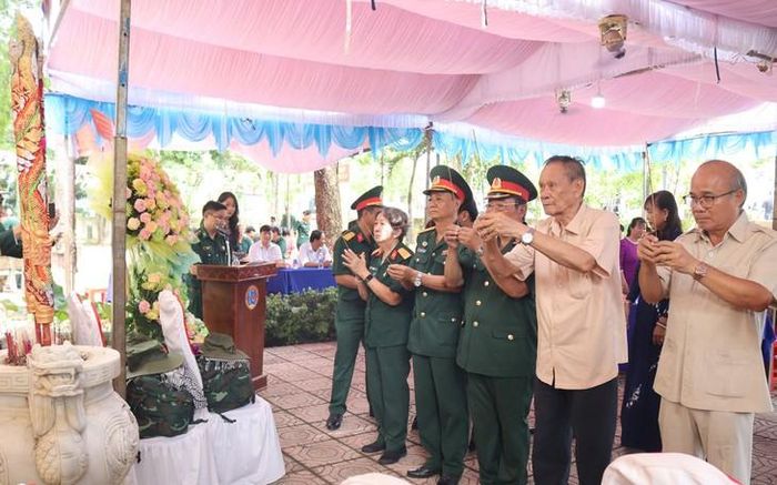 Dâng hương tưởng niệm các anh hùng liệt sĩ hy sinh tại chiến trường miền Đông Nam Bộ. Ảnh: H.N