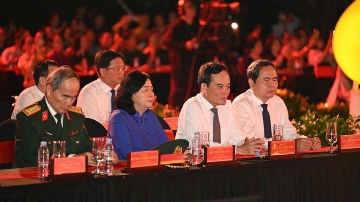 Các đại biểu tham dự chương trình tại điểm cầu Công viên Lê Thị Riêng. Ảnh: P.Thương.
