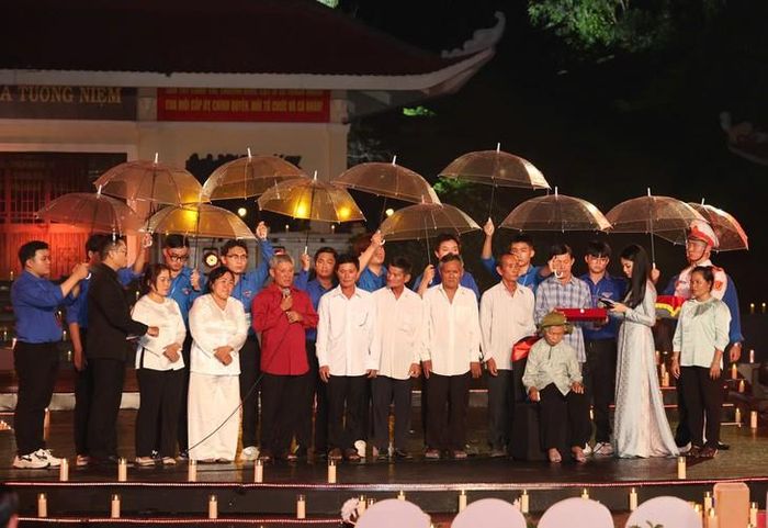 Gia đình Liệt sĩ Huỳnh Văn Quên nhận lại các di vật của liệt sĩ. Ảnh: P.Thương