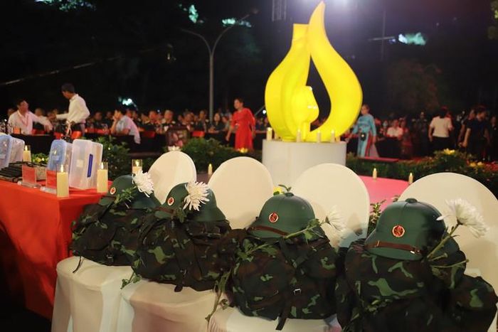Những hàng ghế trống với ba lô, mũ tai bèo và hoa cúc trắng được dành để mời những người lính trở về, tham dự cầu truyền hình. Ảnh: P.Thương