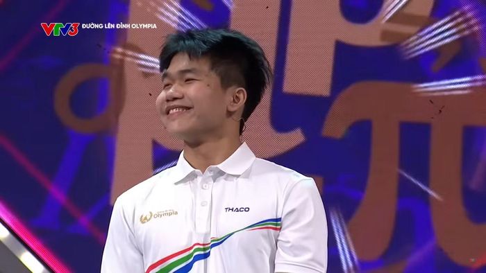 Nam sinh Hưng Yên đãliên tục chớp lấy cơ hội, ghi điểm từ các đối thủ khác trong phần thi Về đích cuộc thi Tháng.