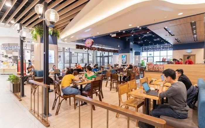 Các thương hiệu F&B thường ưu tiên mở chi nhánh tại trung tâm thương mại do tỉ lệ khách ổn định. Ảnh minh họa: Aeon Mall Hà Đông