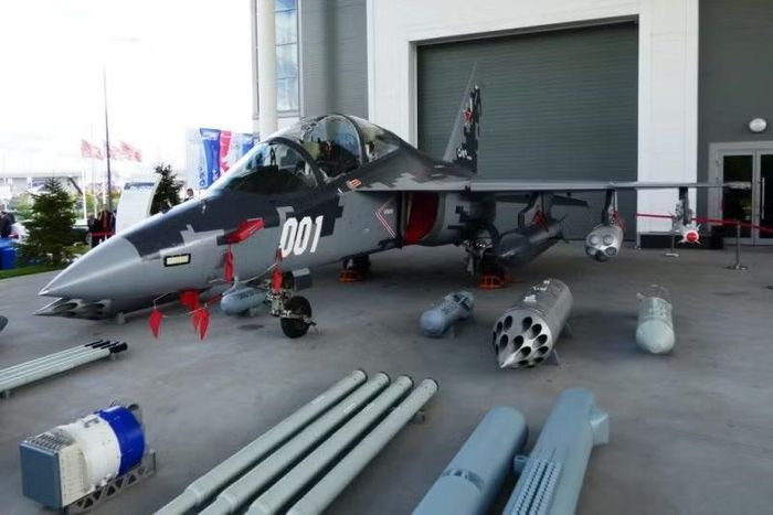 Mặc dù mục đích chính của máy bay là huấn luyện phi công tiêm kích, Yak-130M cũng có thể được sử dụng như một phi cơ tấn công hạng nhẹ, thực hiện nhiệm vụ chiến đấu trong các cuộc xung đột cường độ thấp.