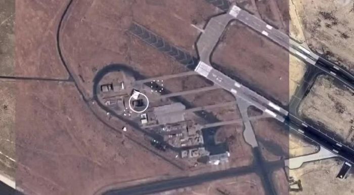 Ngày 17/7, 2 tên lửa đạn đạo Iran được cho là đã vượt qua lưới phòng không Patriot và đánh trúng sân bay quân sự Muwaffaq Salti ở Jordan, khiến 3 binh sĩ Mỹ thiệt mạng. Nếu Mỹ tiếp tục duy trì cách tiếp cận dùng các hệ thống phòng không đắt tiền để đối phó với UAV cảm tử và tên lửa giá rẻ của Iran, họ sẽ đối mặt với nguy cơ rơi vào “bẫy chi phí” – nơi mỗi lần đánh chặn tiêu tốn số tiền gấp nhiều lần giá trị của mục tiêu. Về lâu dài, điều này không chỉ làm hao mòn kho tên lửa đánh chặn vốn cần thời gian bổ sung, mà còn gây mất cân đối trong mạng lưới phòng không, buộc Washington phải phân tán nguồn lực giữa nhiều khu vực chiến lược. Khi đó, không chỉ nước Mỹ mà cả các đồng minh cũng có thể trở nên dễ bị tổn thương hơn trước những mối đe dọa phức tạp và quy mô lớn trong tương lai.