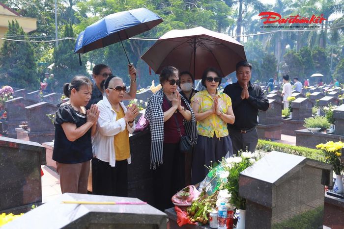 Tại Nghĩa trang Liệt sĩ TP Hà Nội, dòng người đến dâng hương, tưởng niệm các Anh hùng liệt sĩ. Đáng chú ý, nhiều gia đình đã đưa con em đến nghĩa trang để cùng thắp nén hương tri ân, đồng thời kể cho các em nghe về sự hy sinh anh dũng của các thế hệ cha anh vì độc lập, tự do của Tổ quốc.